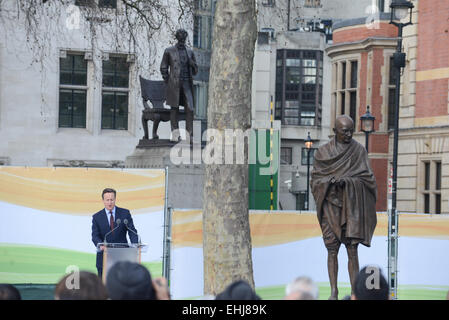 Parliament Square, London, UK. 14. März 2015. Premierminister David Cameron anlässlich der Veranstaltung. Bronzestatue von Mahatma Gandhi des britischen Bildhauers Philip Jackson, ist im Parliament Square enthüllt. Bildnachweis: Matthew Chattle/Alamy Live-Nachrichten Stockfoto