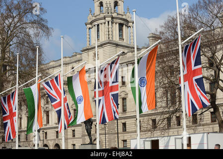 Parliament Square, London, UK. 14. März 2015. Britische und indische Fahnen umgeben den Platz.  Bronzestatue von Mahatma Gandhi des britischen Bildhauers Philip Jackson, ist im Parliament Square enthüllt. Bildnachweis: Matthew Chattle/Alamy Live-Nachrichten Stockfoto