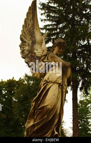 Statue einer Frau in Form eines Engels Stockfoto