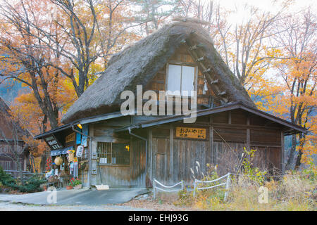 SHIRAKAWA, JAPAN - 24 NOV: Die japanische alte Hütte am 24. November 2012 in Shirakawa-Go Historic Village. Das Bild ist Souvenir sh Stockfoto