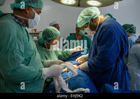 Dr. Qayoum macht eine gynäkologische Chirurgie im zentralen Krankenhaus von afghanischen Rothalbmond-Gesellschaft, Kabul, Afghanistan Stockfoto