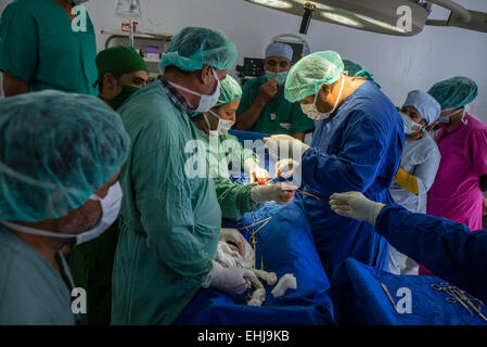 Dr. Qayoum macht eine gynäkologische Chirurgie im zentralen Krankenhaus von afghanischen Rothalbmond-Gesellschaft, Kabul, Afghanistan Stockfoto