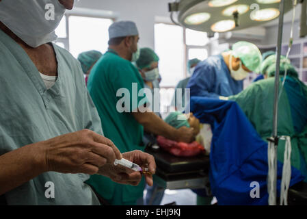 Dr. Qayoum macht eine gynäkologische Chirurgie im zentralen Krankenhaus von afghanischen Rothalbmond-Gesellschaft, Kabul, Afghanistan Stockfoto