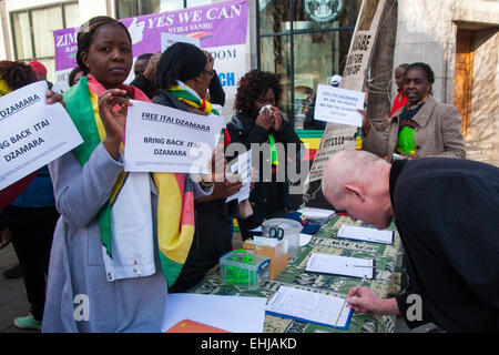 London, 14. März 2015. Simbabwer aus Simbabwe Vigil Protest-Gruppe, die jeden Samstag Nachmittag seit 2002 Demonstraing außerhalb des Landes Botschaft in London Protest für die Freigabe der Demokratie-Aktivist Itai Dzamara verbracht hat, der Verdacht besteht, wurde durch das Land berüchtigt Central Intelligence Organisation (CIO) entführt. Trotz ein High Court um Bestellung des Staats aktiv nach Dzamara zu suchen hat er noch nicht angesiedelt. Bildnachweis: Paul Davey/Alamy Live-Nachrichten Stockfoto