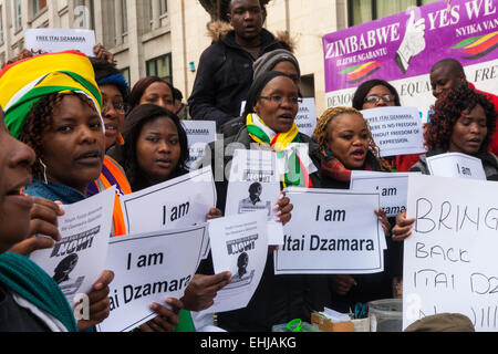 London, 14. März 2015. Simbabwer aus Simbabwe Vigil Protest-Gruppe, die jeden Samstag Nachmittag seit 2002 Demonstraing außerhalb des Landes Botschaft in London Protest für die Freigabe der Demokratie-Aktivist Itai Dzamara verbracht hat, der Verdacht besteht, wurde durch das Land berüchtigt Central Intelligence Organisation (CIO) entführt. Trotz ein High Court um Bestellung des Staats aktiv nach Dzamara zu suchen hat er noch nicht angesiedelt. Bildnachweis: Paul Davey/Alamy Live-Nachrichten Stockfoto