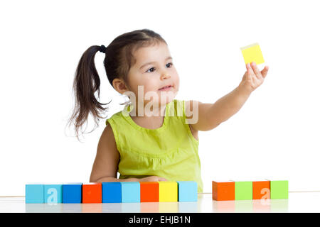 Kind spielt mit Bauklötzen und Erlernen von Farben Stockfoto