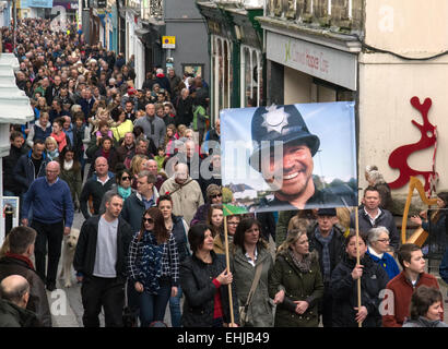 Falmouth, Cornwall, UK. 14. März 2015. 6000 Menschen marschierten die Straßen von Falmouth nach der beliebten Gemeinschaft schlagen Offizier PC Andy Hocking Tribut zollen, die letzte Woche im Alter von 52 Jahren plötzlich an einem Herzinfarkt starb. Bildnachweis: Simon Yates/Alamy Live-Nachrichten Stockfoto