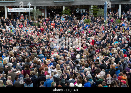 Falmouth, Cornwall, UK. 14. März 2015. 6000 Menschen marschierten die Straßen von Falmouth nach der beliebten Gemeinschaft schlagen Offizier PC Andy Hocking Tribut zollen, die letzte Woche im Alter von 52 Jahren plötzlich an einem Herzinfarkt starb. Bildnachweis: Simon Yates/Alamy Live-Nachrichten Stockfoto