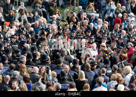 Falmouth, Cornwall, UK. 14. März 2015. Falmouth Marine Band mit einer Interpretation von Trelawney und eine Menge von 6000 Menschen als Hommage an den beliebten Gemeinschaft schlagen Offizier PC Andy Hocking, die letzte Woche im Alter von 52 Jahren plötzlich an einem Herzinfarkt starb. Bildnachweis: Simon Yates/Alamy Live-Nachrichten Stockfoto