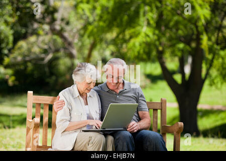 Älteres Ehepaar auf ihrem laptop Stockfoto