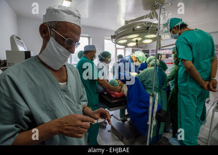 Dr. Qayoum macht eine gynäkologische Chirurgie im zentralen Krankenhaus von afghanischen Rothalbmond-Gesellschaft, Kabul, Afghanistan Stockfoto