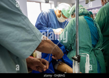 Dr. Qayoum macht eine gynäkologische Chirurgie im zentralen Krankenhaus von afghanischen Rothalbmond-Gesellschaft, Kabul, Afghanistan Stockfoto