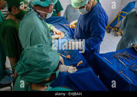 Dr. Qayoum macht eine gynäkologische Chirurgie im zentralen Krankenhaus von afghanischen Rothalbmond-Gesellschaft, Kabul, Afghanistan Stockfoto