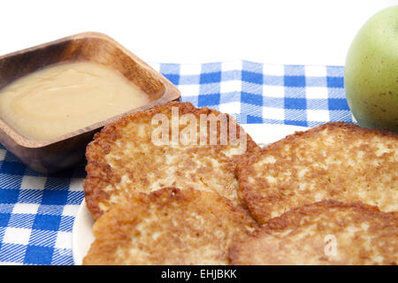 Gebratene Kartoffelpüree mit Apfelmus Stockfoto