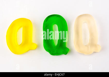 Eine Reihe von drei Gummibärchen Buchstaben in der Form von Q isoliert auf weiss Stockfoto