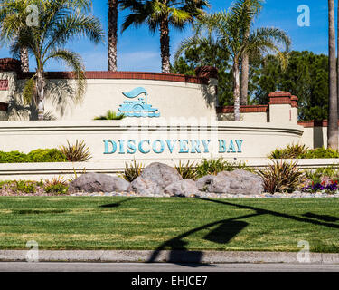 Das Schild am Eingang zum Eingang Discovery Bay Discovery Bay Blvd und California Highway 4 Stockfoto