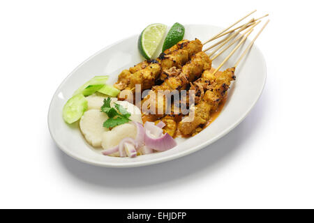 Chicken Satay mit Erdnuss-Sauce, indonesischer Spieß Küche isoliert auf weißem Hintergrund Stockfoto