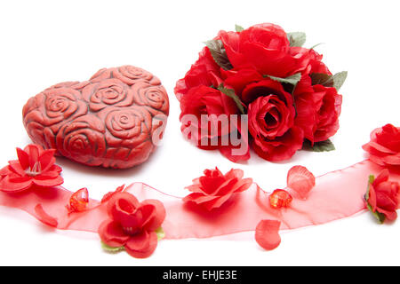 Herz mit roten Rosen Schleife Stockfoto