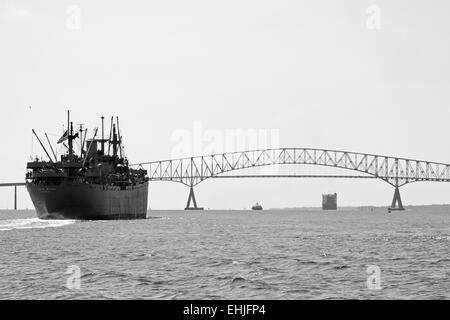 SS John W. Brown Segeln unter Francis Scott Key Brücke Stockfoto