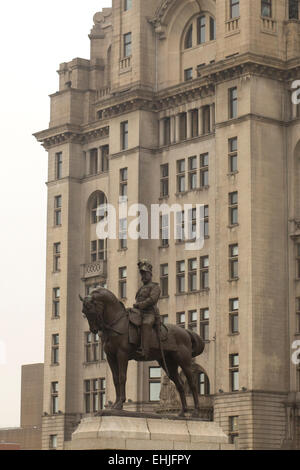 Reiterstandbild von König Edward VII. und The Royal Liver Building, Liverpool Stockfoto