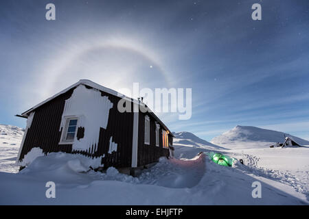 Heiligenschein des Mondes am Singistugorna Hütten, Kebnekaise Berg, Kiruna, Schweden, Europa, EU Stockfoto