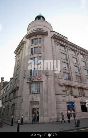 Blauer Himmel über HSBC Bank in Holborn London Stockfoto