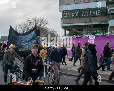 London, UK. 14. März 2014. Aktivisten marschierten rund um das Anwesen von Aylesbury an einer Protestaktion organisiert von der Gruppe verteidigen Rat Gehäuse, die bei dem geplanten Abriss verärgert sind. Das Gebiet ist von Southwark Rat neu entwickelt werden und die Demonstranten sind beunruhigt über eine Herabsetzung der Bereitstellung werden, sobald das Projekt abgeschlossen ist, was sie behaupten. Eine Ausreißergruppe kollidierte mit Polizei und Sicherheitspersonal in einem Versuch, durch den Sicherheitszaun zu brechen, die jetzt das Anwesen umgibt wo Berufsfreiheit gerade stattfindet. Bildnachweis: Pete Maclaine/Alamy Live-Nachrichten Stockfoto