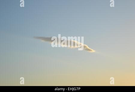 Feder-Stil Wolke am Himmel Stockfoto