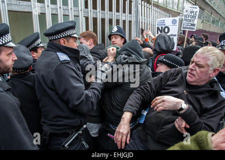 London, UK. 14. März 2014. Aktivisten marschierten rund um das Anwesen von Aylesbury an einer Protestaktion organisiert von der Gruppe verteidigen Rat Gehäuse, die bei dem geplanten Abriss verärgert sind. Das Gebiet ist von Southwark Rat neu entwickelt werden und die Demonstranten sind beunruhigt über eine Herabsetzung der Bereitstellung werden, sobald das Projekt abgeschlossen ist, was sie behaupten. Eine Ausreißergruppe kollidierte mit Polizei und Sicherheitspersonal in einem Versuch, durch den Sicherheitszaun zu brechen, die jetzt das Anwesen umgibt wo Berufsfreiheit gerade stattfindet. Bildnachweis: Pete Maclaine/Alamy Live-Nachrichten Stockfoto