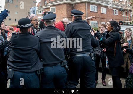 London, UK. 14. März 2014. Aktivisten marschierten rund um das Anwesen von Aylesbury an einer Protestaktion organisiert von der Gruppe verteidigen Rat Gehäuse, die bei dem geplanten Abriss verärgert sind. Das Gebiet ist von Southwark Rat neu entwickelt werden und die Demonstranten sind beunruhigt über eine Herabsetzung der Bereitstellung werden, sobald das Projekt abgeschlossen ist, was sie behaupten. Eine Ausreißergruppe kollidierte mit Polizei und Sicherheitspersonal in einem Versuch, durch den Sicherheitszaun zu brechen, die jetzt das Anwesen umgibt wo Berufsfreiheit gerade stattfindet. Bildnachweis: Pete Maclaine/Alamy Live-Nachrichten Stockfoto