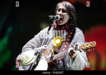 Bogota, Kolumbien. 13. März 2015. Andrea Echeverri der kolumbianischen Band "Aterciopelados", singt während seiner Präsentation in der 6. Auflage der Estereo Picnic Festival in Bogota Stadt, Hauptstadt von Kolumbien, am späten Abend des 13. März 2015. Bildnachweis: Jhon Paz/Xinhua/Alamy Live-Nachrichten Stockfoto