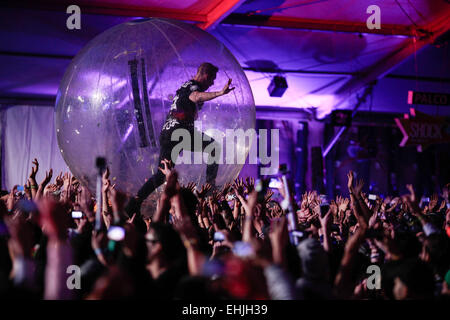 Bogota, Kolumbien. 13. März 2015. Ein Mitglied der amerikanischen Band 'Major Lazer', führt während seines Vortrags in der 6. Auflage der Estereo Picnic Festival in Bogota Stadt, Hauptstadt von Kolumbien, am späten Abend des 13. März 2015. Bildnachweis: Jhon Paz/Xinhua/Alamy Live-Nachrichten Stockfoto