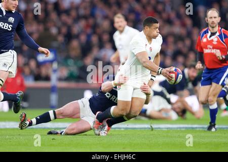 Twickenham, Großbritannien. 14. März 2015. 6 Nationen internationale Rugby-Meisterschaft. England gegen Schottland. England-Zentrum Luther Burrell geht den Ball mit einer Hand, wie er behandelt wird. Bildnachweis: Aktion Plus Sport/Alamy Live-Nachrichten Stockfoto