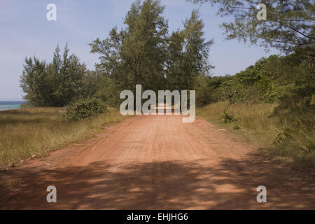 Roten staubigen Feldweg, Phu, Quoc, Insel, Vietnam Stockfoto