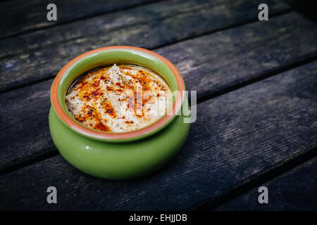Frisch zubereitete Schüssel mit nährstoffreichen Humus. Stockfoto