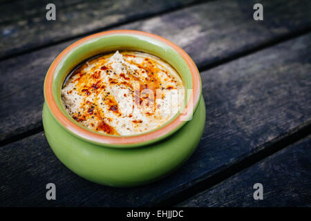 Frisch zubereitete Schüssel mit nährstoffreichen Humus. Stockfoto