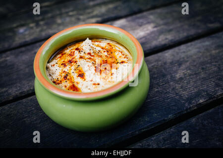 Frisch zubereitete Schüssel mit nährstoffreichen Humus. Stockfoto