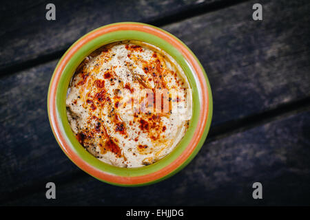 Frisch zubereitete Schüssel mit nährstoffreichen Humus. Stockfoto