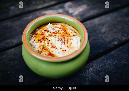 Frisch zubereitete Schüssel mit nährstoffreichen Humus. Stockfoto