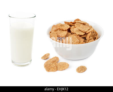 Cornflake Getreide in Schüssel und Glas Milch isoliert auf weißem Hintergrund Stockfoto