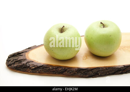 Apple auf Holz mit Rinde Stockfoto