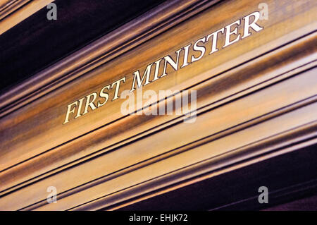 Über der Tür des ersten Ministers im Parlamentsgebäude Stormont, Belfast melden Stockfoto