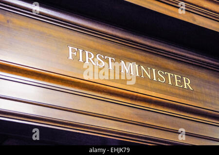 Über der Tür des ersten Ministers im Parlamentsgebäude Stormont, Belfast melden Stockfoto