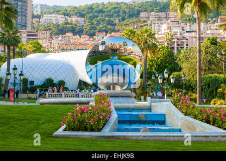 MONTE CARLO, MONACO - 3. Oktober 2014: Ansicht von Monte Carlo, Monaco mit Sky Mirror Skulptur von Anish Kapoor Casino widerspiegelt. Stockfoto