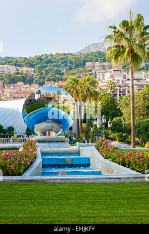 MONTE CARLO, MONACO - 3. Oktober 2014: Ansicht von Monte Carlo, Monaco mit Sky Mirror Skulptur von Anish Kapoor Casino widerspiegelt. Stockfoto