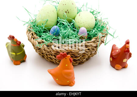 Ostereier im Korb Stockfoto