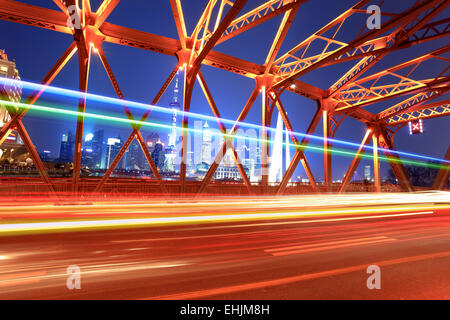 schöne Nacht Blick auf den Garten Brücke in shanghai Stockfoto