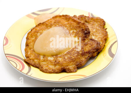 Apfel-Brei auf gebratenem Kartoffelbrei Stockfoto