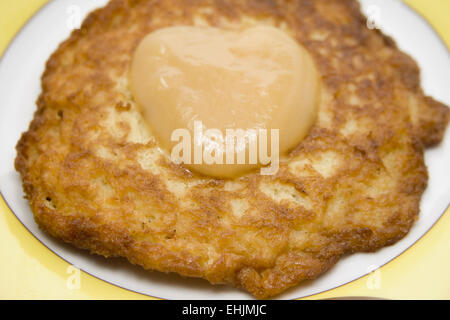 Apfel-Brei auf gebratenem Kartoffelbrei Stockfoto