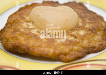 Apfel-Brei auf gebratenem Kartoffelbrei Stockfoto